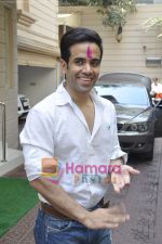 Tusshar Kapoor Promote Shorr in City on Holi day in Juhu, Mumbai on 20th March 2011 (2).JPG